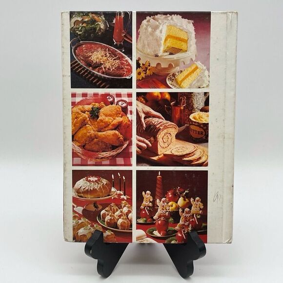 BETTER HOMES AND GARDENS CRISCO'S 2 Book Set Treasury Christmas Crafts & Foods - Picture 3 of 16